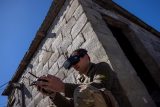 Ukrajinský voják zkouší FPV dron v Donětské oblasti