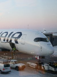 Letadlo společnosti Finnair na letištní ploše letiště Helsinky-Vantaa, Vantaa, Finsko, 9. února 2024